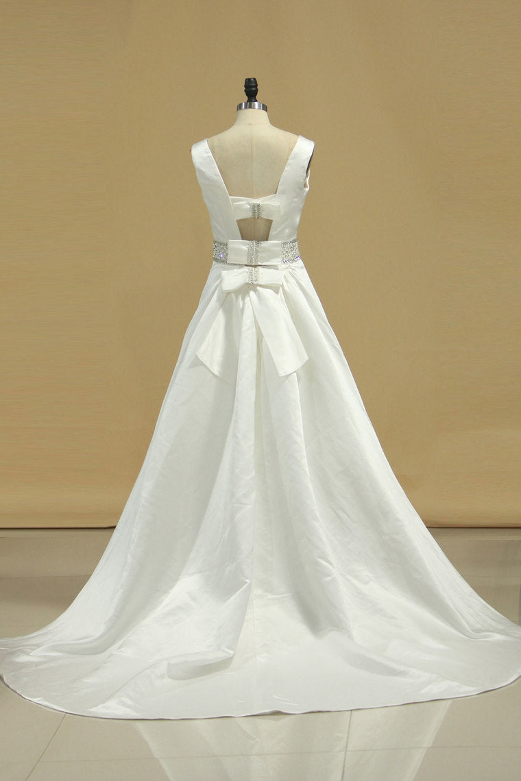 2022 Scoop Neckline Princess Open Back Wedding Dress Chapel Train Satin