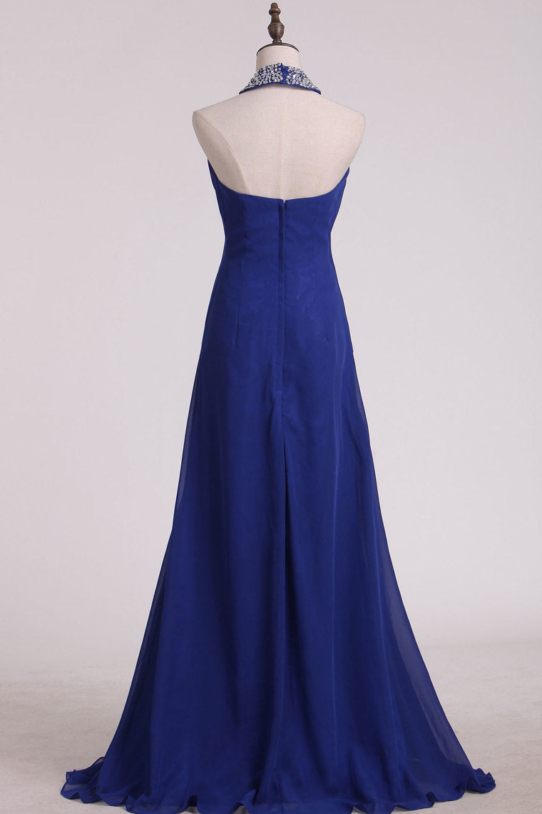 2024 Dark Royal Blue Halter Bridesmaid Dresses Chiffon With Beading Floor Length