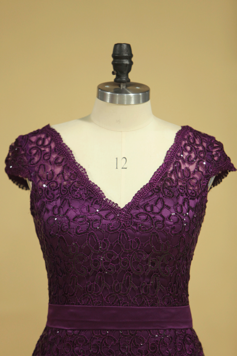 2022 Plus Size Grape Modest Lace Evening Dresses V-Neck Sheath/Column With Applique And Ribbon